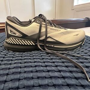 Men’s Brooks Adrenaline GTS size 10.5
